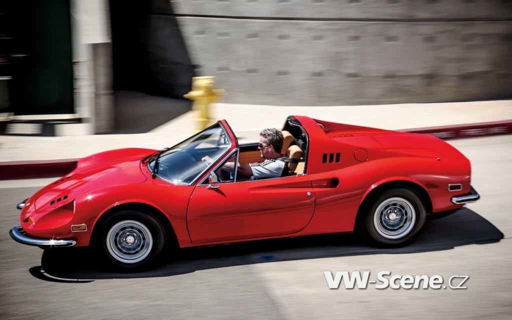 1973-ferrari-dino-246gts-side-view-in-motion