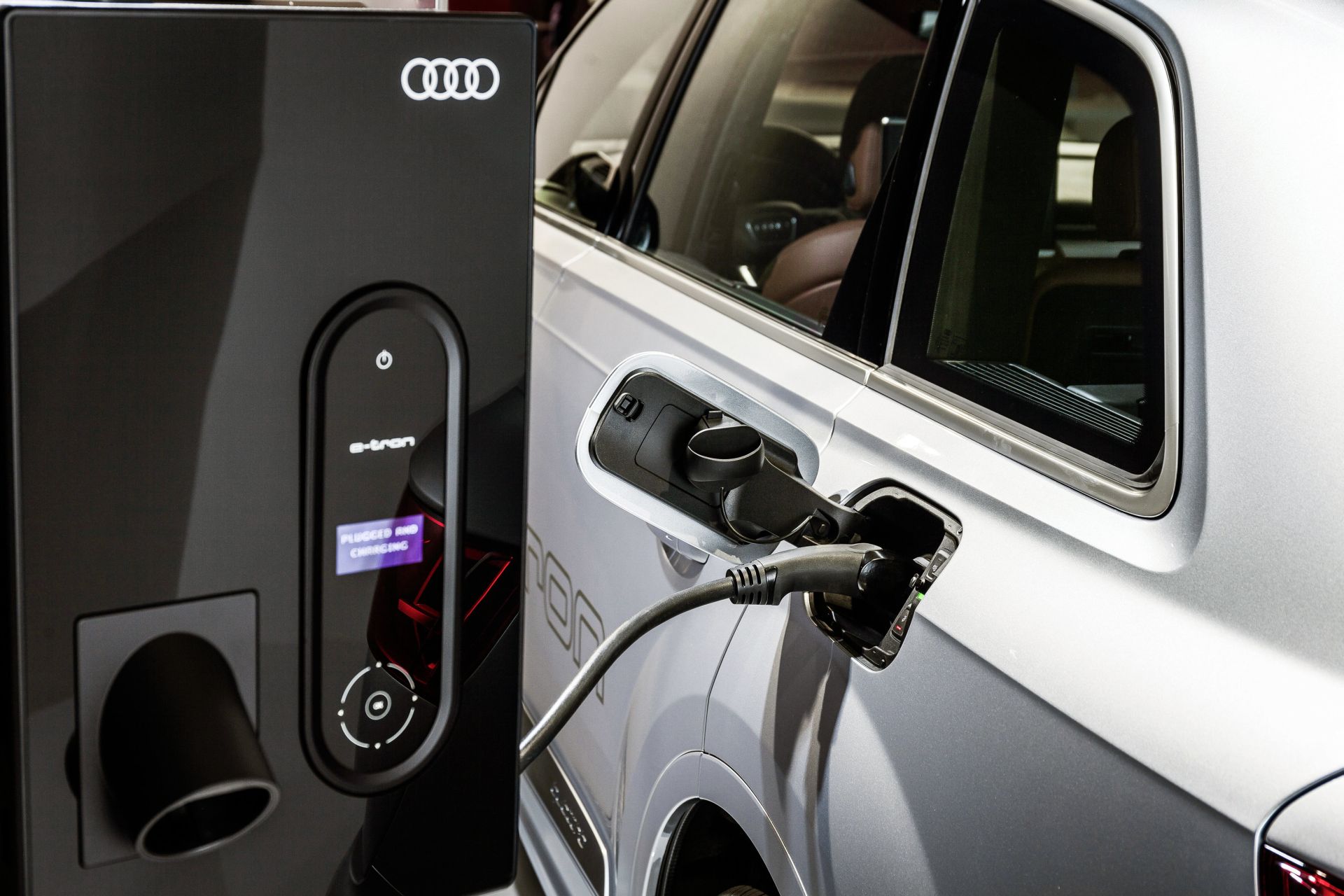 Audi Q7 e-tron 3.0 TDI quattro, Wallbox with control panel, electric charging